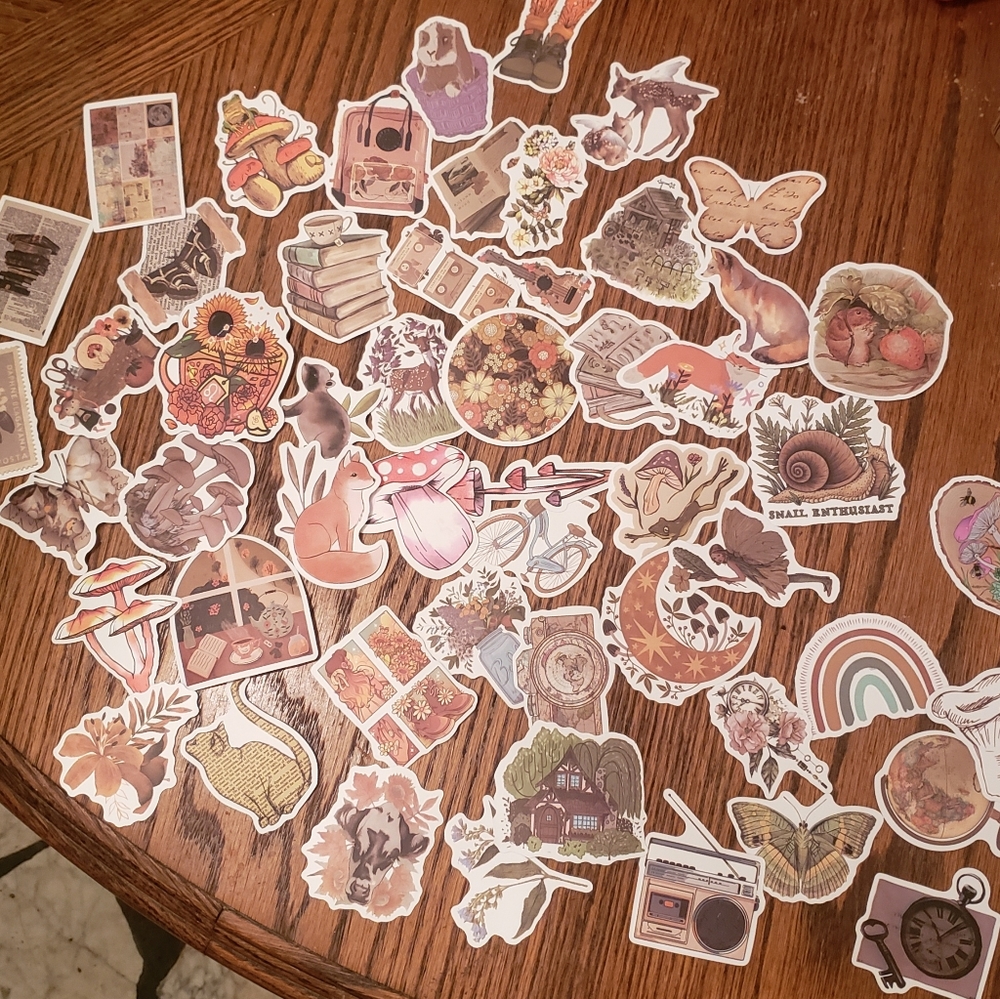 📦📬💌 FREE sticker with purchase!